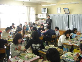 ６年生の教室で一緒に昼食をとる清真学園高生