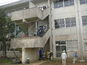 校舎から非常用階段で避難をする子どもたち(9:40)
