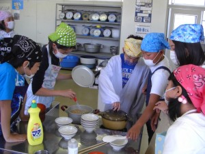 ご飯の炊き具合，みそ汁の出来具合を確認しています(9:30)