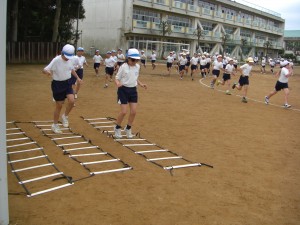 ラダー梯子でトレーニングする子供たち(10:20)