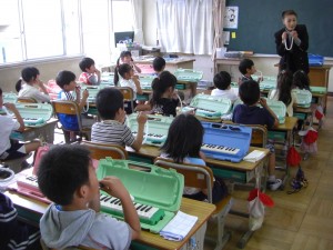 けんばんハーモニカの講習会を受講する子どもたち