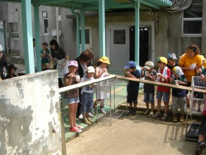 流しソーメンに舌鼓をうつ児童クラブの子どもたち(13:00)