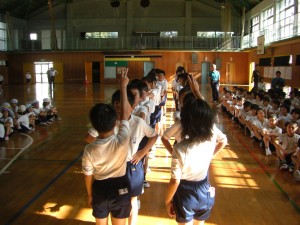 まもなく児童朝会が始まります　整列する子どもたち(8:05)