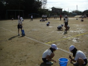 ライン引き，石拾いをする子どもたち(14:10)