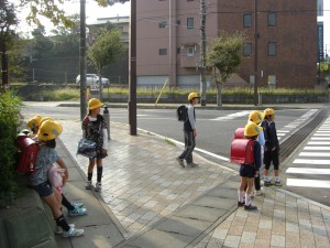 赤信号で一休み。青信号に変わることを待つ子どもたち(7:35)