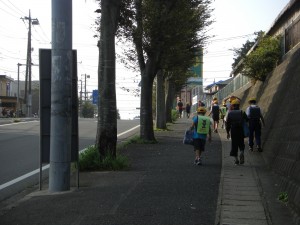 学校まであと少し　坂道を登る子どもたち(7:50)