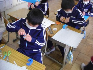 長方形や正方形を組み合わせて箱をつくる子どもたち