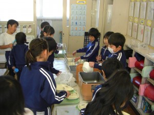 協力し合いながら後片付けを進める子どもたち(12:50)