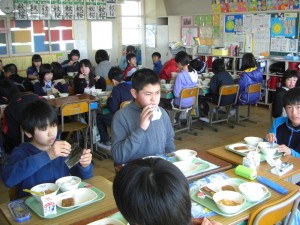 ６年１組　給食の時間のひとこま