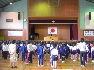 児童会会長さんのあいさつではじまる全校朝会(8:10)