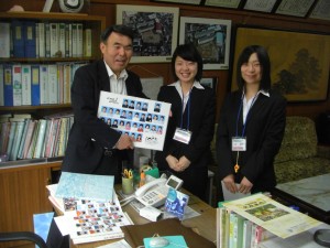 当時の卒業アルバムを前に校長先生と本校卒業の実習生のみなさん(8:40)