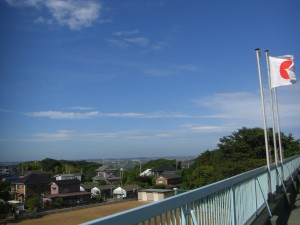 新館校舎屋上から西方向の様子・・・青空がとてもきれいですね(7:10)