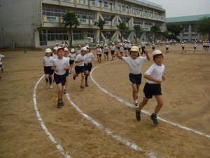 持久走に励む子どもたち