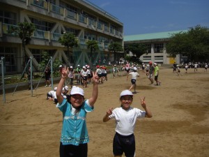 グラウンドで元気よく遊ぶ子どもたち(13:20)