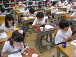 鏡を見ながらていねいに歯を磨く子どもたち(15:15)