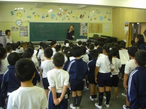 音楽主任の先生のアドバイスを受けながら合唱の練習をする１年生(8:15)