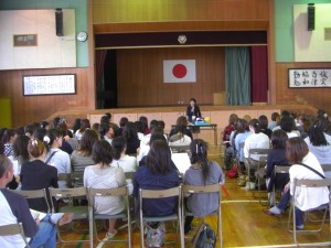 新入生の生活について説明する１学年主任(15:00)