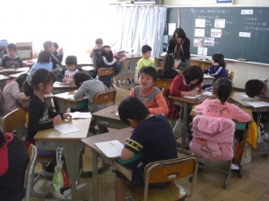 ３年算数　３人グループで小数について学び合いをする子どもたち