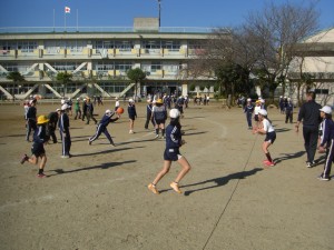 担任の先生と一緒にドッジボールをする子どもたち(13:20)