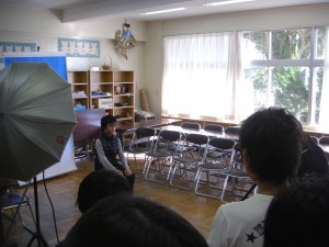 卒業アルバムの写真撮影中です。(14:05)