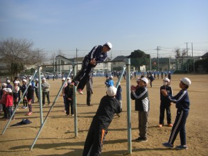 鉄棒で難度の高い技にチャレンジする子どもたち(13:20)