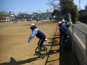 一輪車にチャレンジする３年生