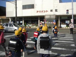 元気よくあいさつをして学校へと向かう子どもたち(7:45)