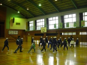 準備運動をするリレー選手の子どもたち(7:30)