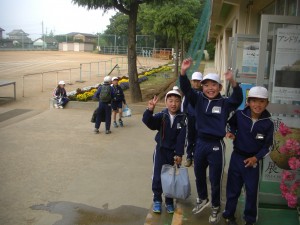 登校し，元気よくあいさつをする３年生の子どもたち(6:30)