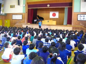 「今週の目標は，　Walk slowly. And  Use Handkerchief .です。Repeat after me!」(8:25)