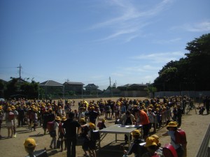 まもなく一斉下校　子どもたちがグラウンドに集まってきました。(14:45)