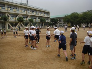 長なわとびに取り組む子どもたち(10:25)