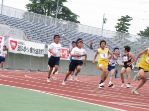 男子４００ｍリレー。　素晴らしいバトンワークでした！\\