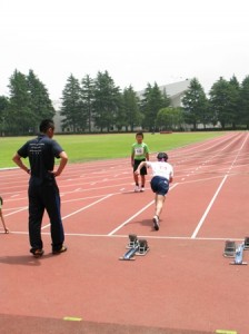 競技場隣のサブグランドで，スタートの確認をしながら出番を待っています・・・。緊張が高まってきます。\\