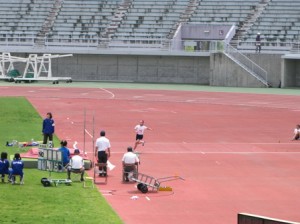 走り高跳び　女子の部　　バーに向かって助走していきます\\