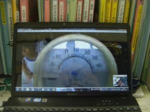 屋久島の気温は３２度　寒暖計を示してくれました。(13:05)