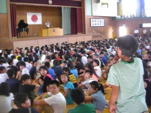 「一人で,新幹線に乗って神戸に行きました」元気よく発表する５年生(8:50)