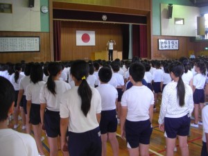 音楽主任の先生の指揮に合わせて歌う子どもたち(8:15)