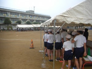 朝の準備では，にわか雨にみまわれ，一時テントに待機しました。(7:30)