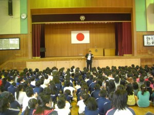 教頭先生のお話　自作の絵本を作られたそうです。後日図書館に展示予定です。(8:30)