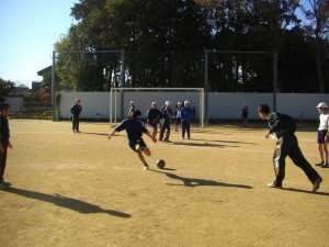 先生と一緒にサッカーをする子どもたち(13:25)