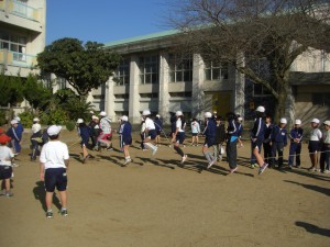 先生と一緒に長なわとび　５年生のみなさん(13:25)