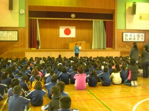 お気に入りの絵本「ずっと　ずっと　だいすきだよ」を手に，子どもたちに語りかける生井沢先生(8:30)