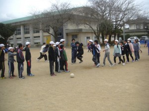 練習に励む６の１の子どもたち(10:25)