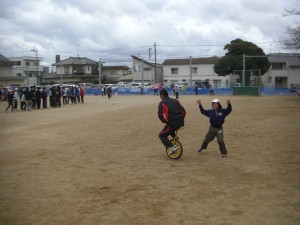 一輪車の模範演技を披露する本校職員(13:25)