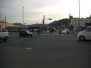 鹿島神宮駅前交差点　保護者の方の見守りの下学校へ向かう子どもたち(7:40)