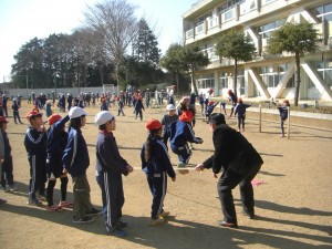 先生と一緒に長なわとびをする子供たち(13:15)