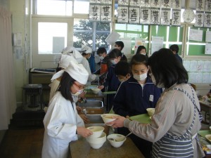 静かに，そして手際よく配膳を進める４年生の子どもたち(12:25)