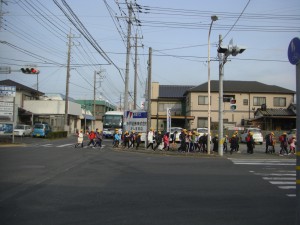 通学路の危険箇所などを確認しながら下校する子どもたち(14:35)