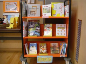 多くの新刊の絵本が展示されています。(11:20)